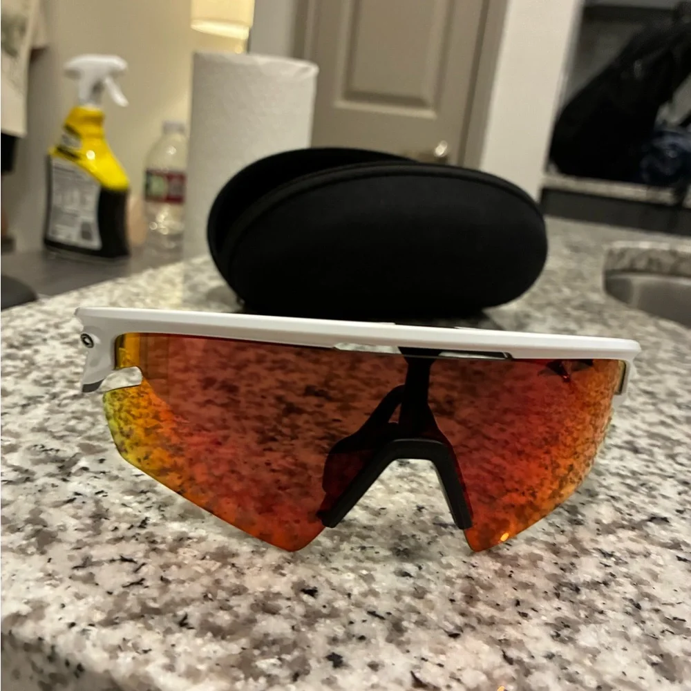 Sphaera™ Slash - White Sports Sunglasses with Red Lens